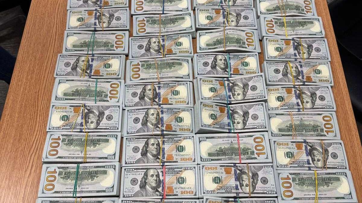 un barbat a incercat sa intre in romania cu 580 000 de dolari in bagaj