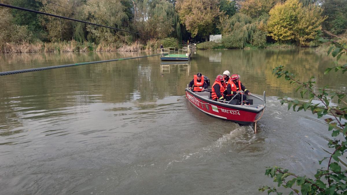 un cadavru putrezit a fost gasit in raul mures politistii incearca sa l identifice