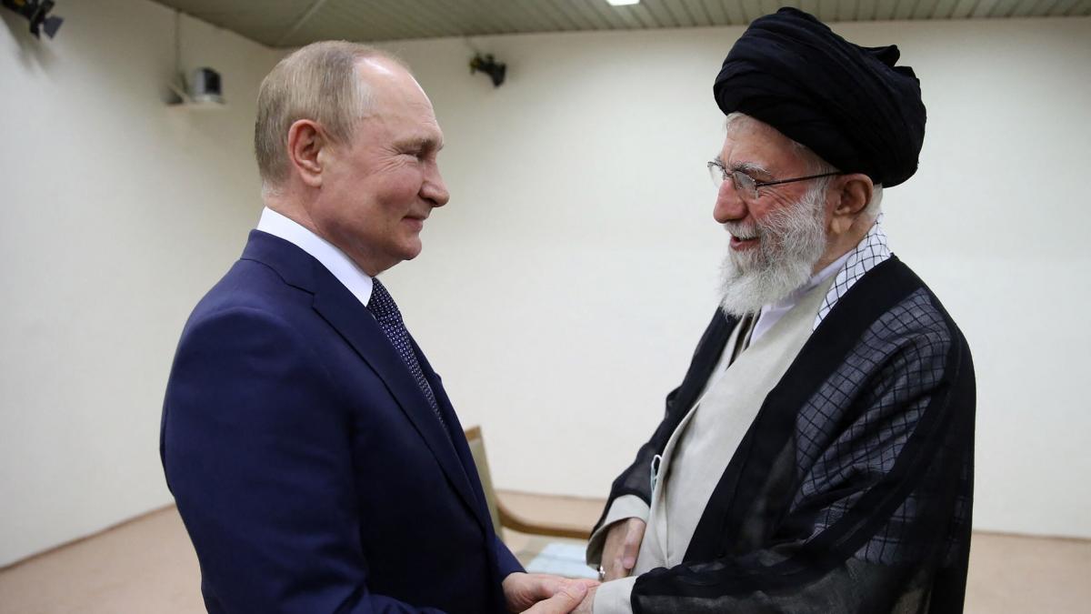 ali khamenei i a scris lui putin sa ii ceara ajutorul scrisoare a fost dusa la kremlin de ministrul de externe al iranului