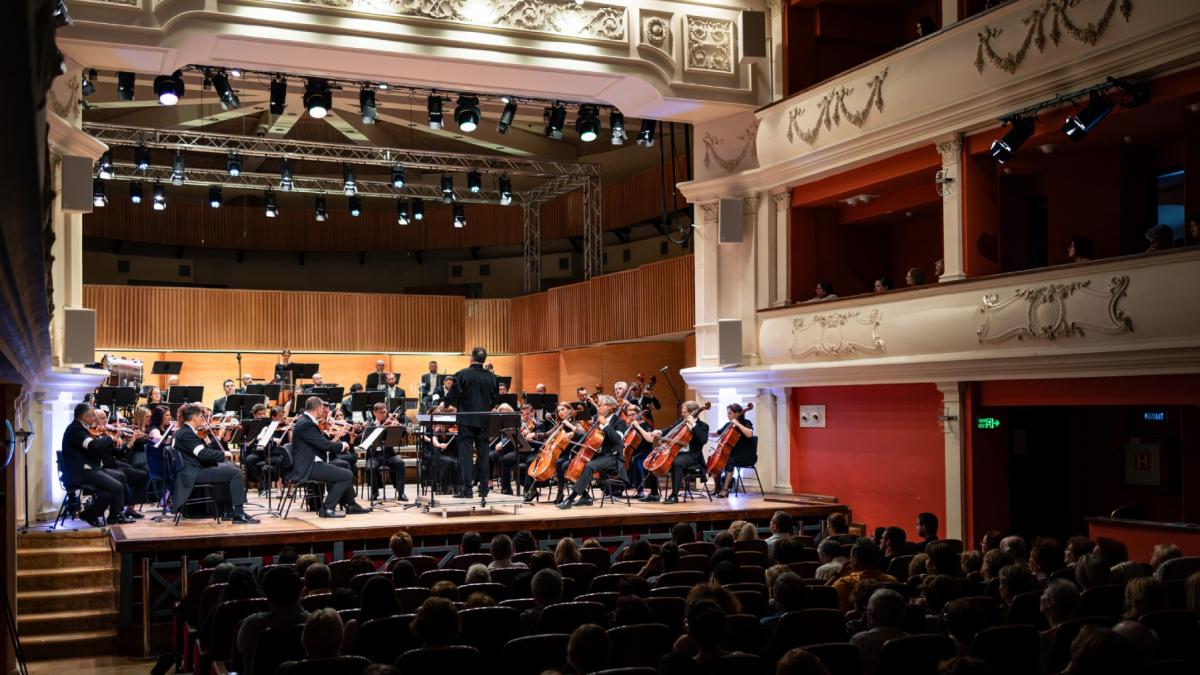 filarmonica din sibiu anunta ca va ramane fara bani de salarii din august daca nu se fac concedieri 92 de angajati sunt in pericol