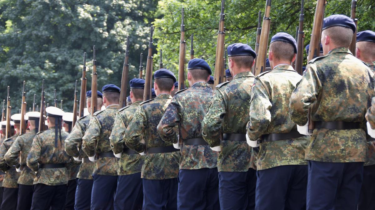 premierul bavariei si cancelarul merz considera serviciul militar obligatoriu viitorul germaniei