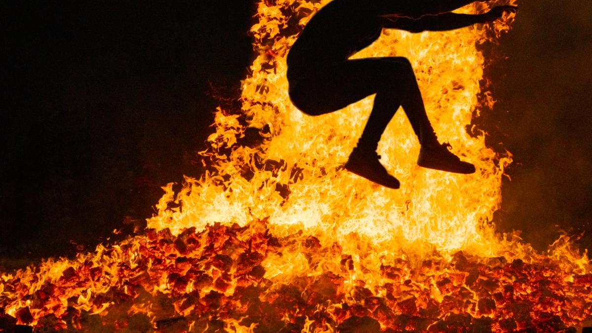 ritualuri si traditii de sanziene in 2025 ce sunt focurile de la maieru obiceiul care dainuie de generatii