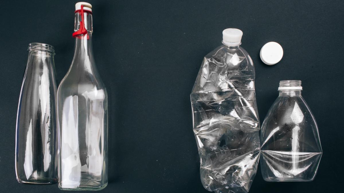 sticlele de sticla contin pana la de 50 de ori mai multe microplastice decat cele din plastic