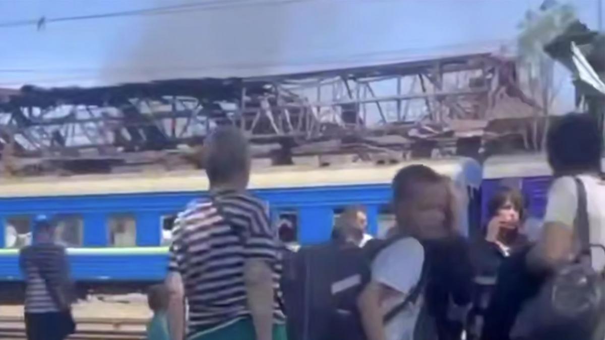 momentul in care o racheta balistica ruseasca loveste un tren plin de civili care circula pe ruta odesa dnipro