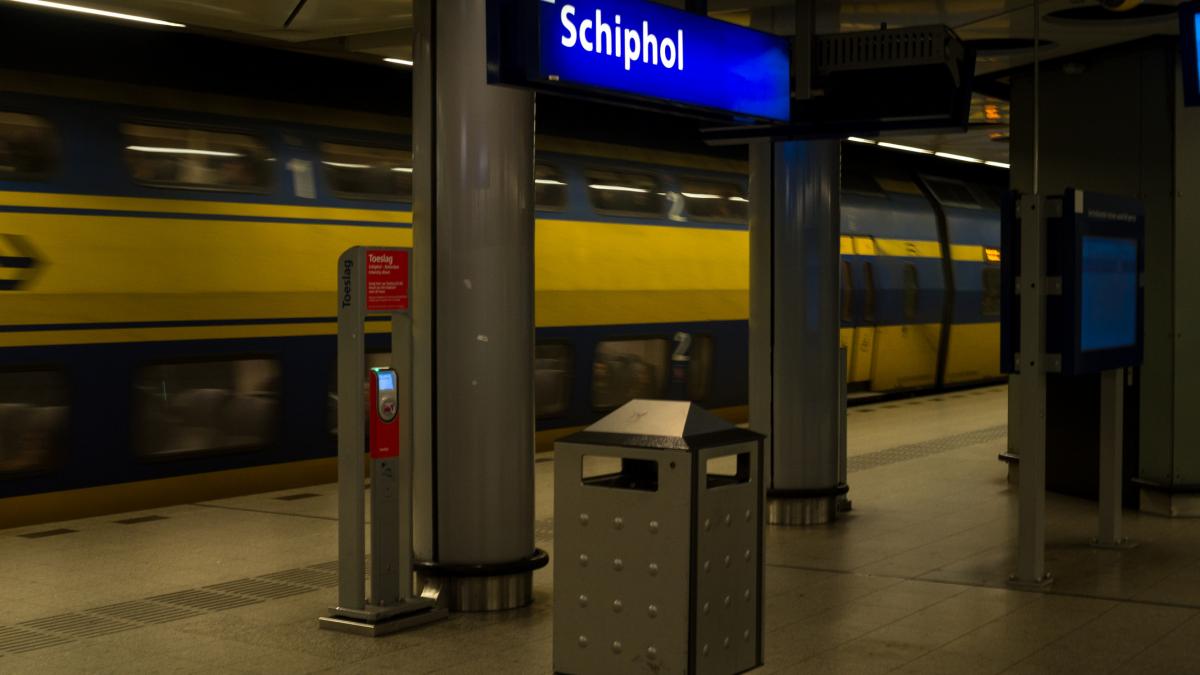 o pana de curent a blocat traficul feroviar langa haga a fost deschisa o ancheta pentru sabotaj pot fi activisti poate fi o tara