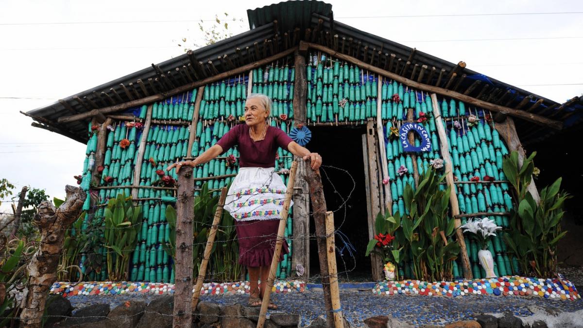 o pensionara si a construit singura o casa din sticle de plastic dupa ce a ramas fara locuinta dupa cutremur cum arata in interior