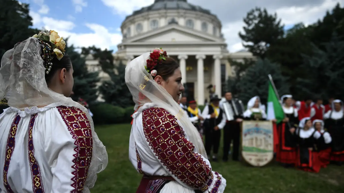 ziua internationala a iei romanesti sarbatorita pe 24 iunie legendele portului traditional romanesc
