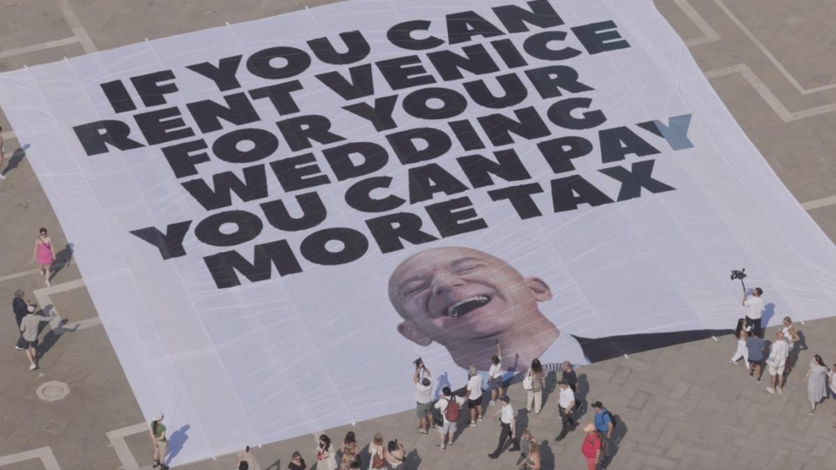 protestatarii din venetia sarbatoresc victoria dupa ce bezos si partenera lui si au schimbat locatia pentru nunta am castigat