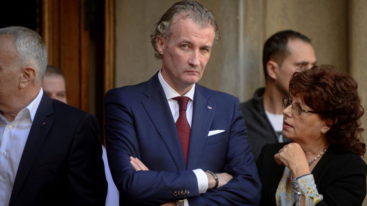 directorul fara activitate de la stat dar platit cu 12 000 lei a fost demis dumnezeule nu stau degeaba analizez contracte de paza