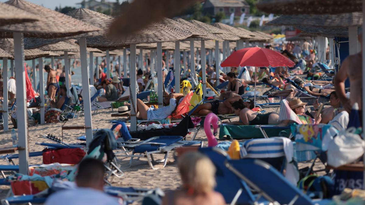 eforie nord statiunea preferata a romanilor plaja e plina preturile sunt accesibile pentru toate buzunarele venim de 7 ani aici