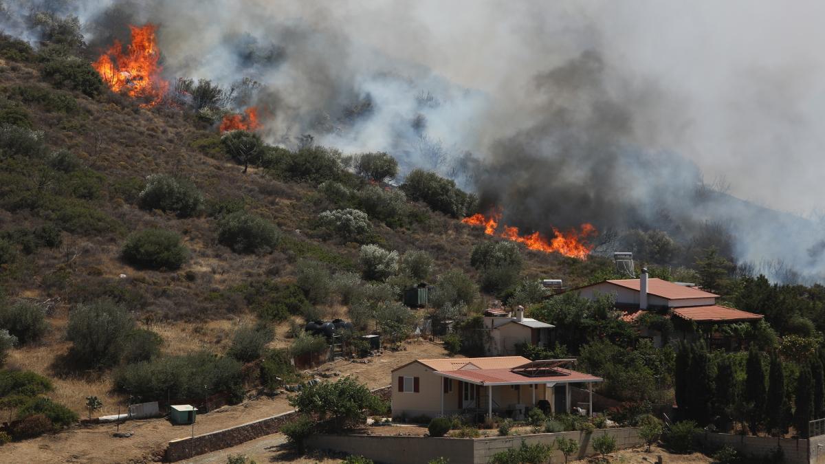 incendiu puternic langa statiunea greceasca palaia fokaia pompierii au salvat 11 turisti dintr o casa de vacanta cuprinsa de flacari