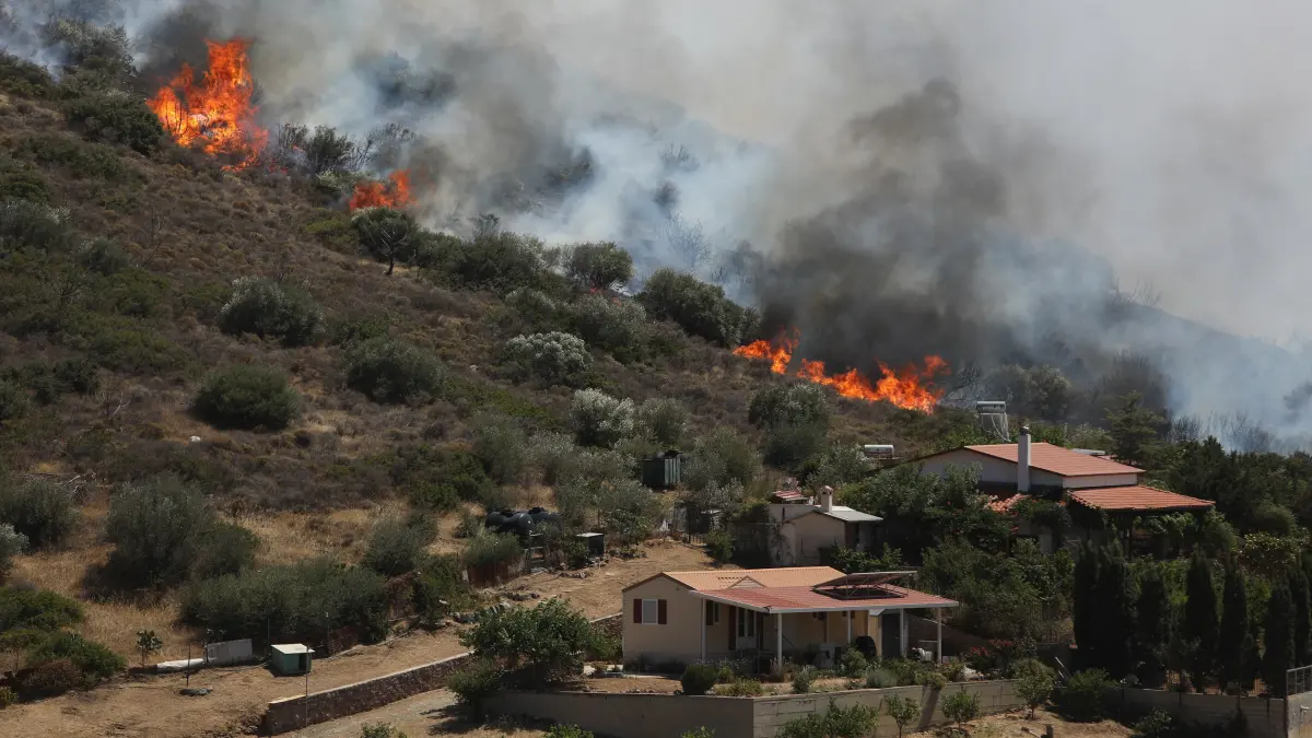 incendiu puternic langa statiunea greceasca palaia fokaia pompierii au salvat 11 turisti dintr o casa de vacanta cuprinsa de flacari