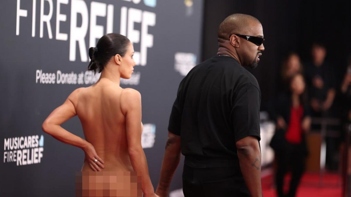 kanye west a platit o pe bianca censori cu 100 000 ca sa iasa pe strada in lenjerie intima cat i a dat pentru rochia de la emmy