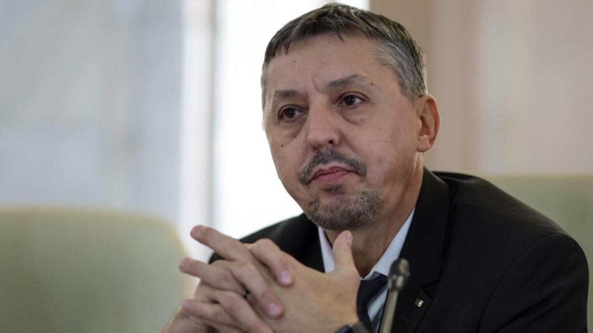 ministrul educatei nu vorbim despre oameni dati afara si despre modificare de salarii dar trebuie sa crestem norma didactica