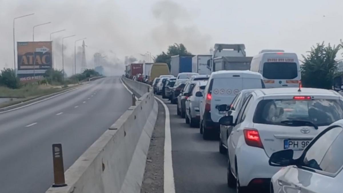 trafic blocat pe dn1 langa ploiesti din cauza unui incendiu de vegetatie sunt cozi kilometrice de masini s a trimis mesaj ro alert