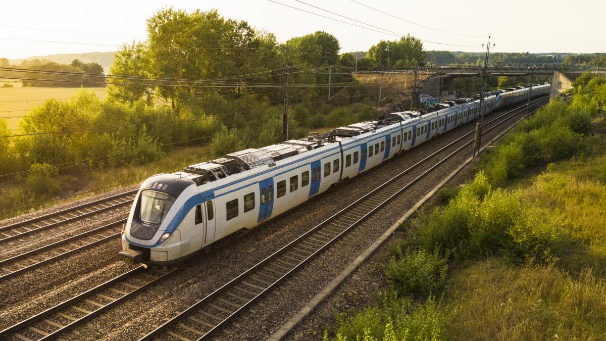 cinci trenuri cu calatori au fost blocate din cauza unei furtuni violente o echipa a fost mobilizata pentru interventie