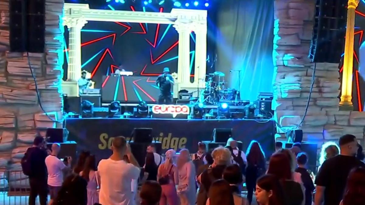 festivalul intencity a inceput in forta startul a fost dat de trupa rock iris si de cabron petrecem pana dimineata