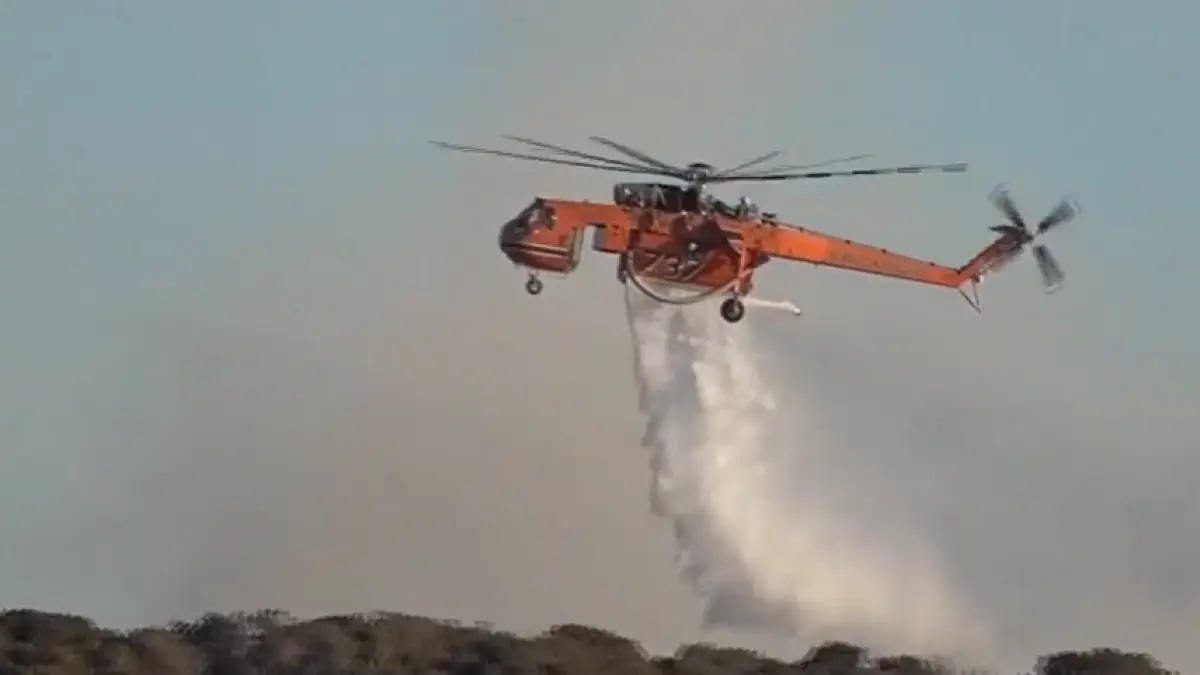 incendii devastatoare langa atena 5 localitati au fost evacuate 18 000 de pompieri se lupta cu flacarile