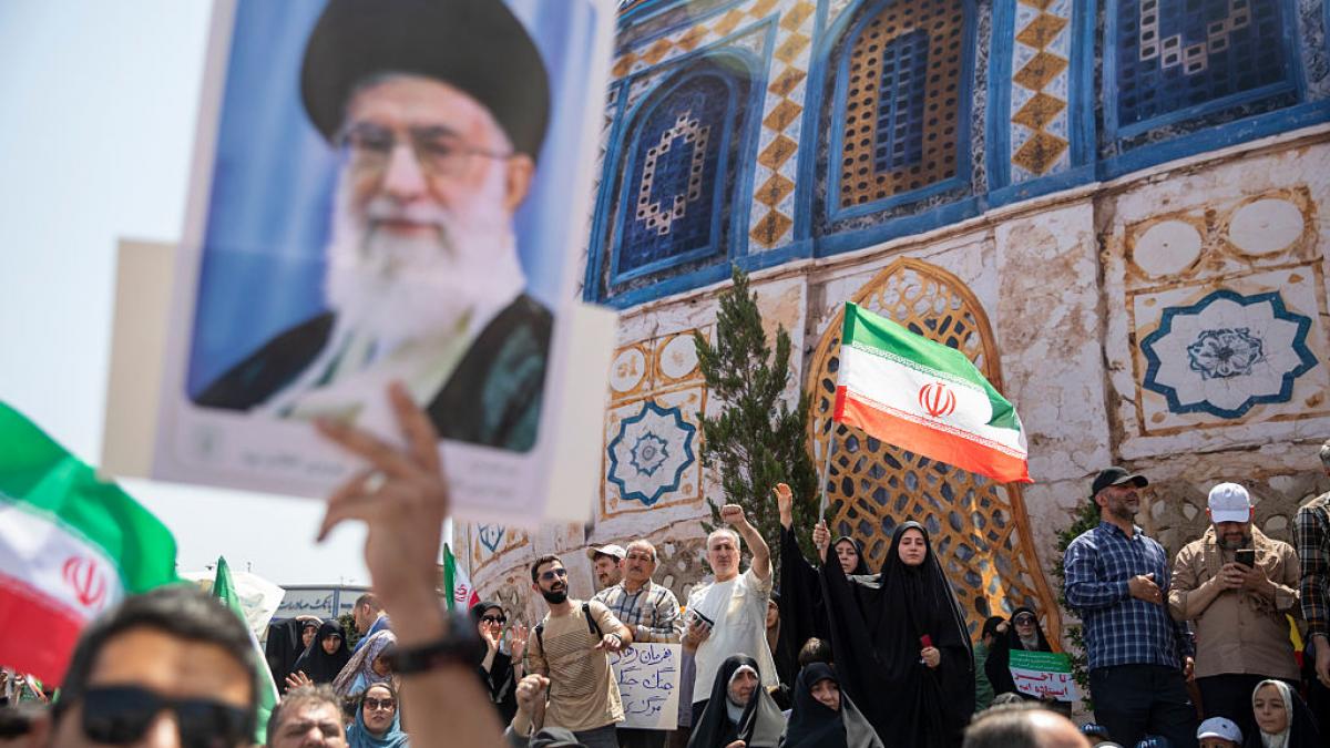 protest la teheran, un protestatar ține poza lui Ali Khamenei