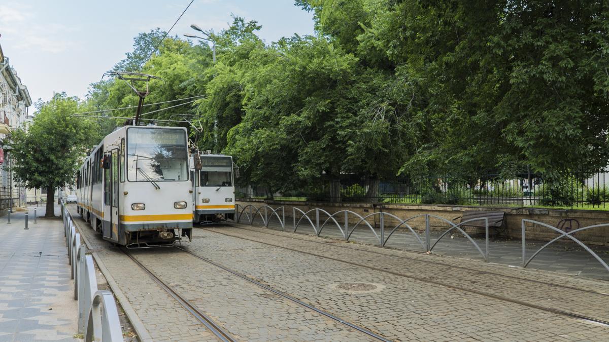 multe autobuze tramvaie si troleibuze din bucuresti s au transformat in saune pe roti aerul in interior este irespirabil