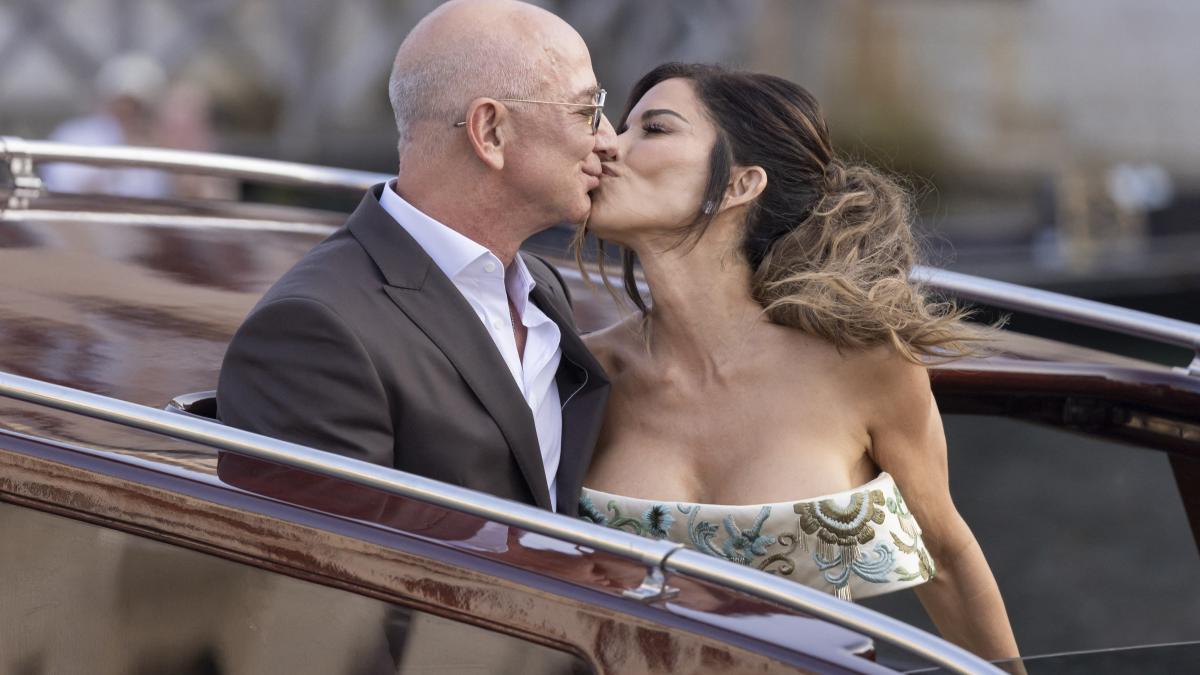 prima seara a nuntii lui jeff bezos cu lauren sanchez s a incheiat brusc din cauza unei furtuni mireasa a furat privirile cu rochia ei