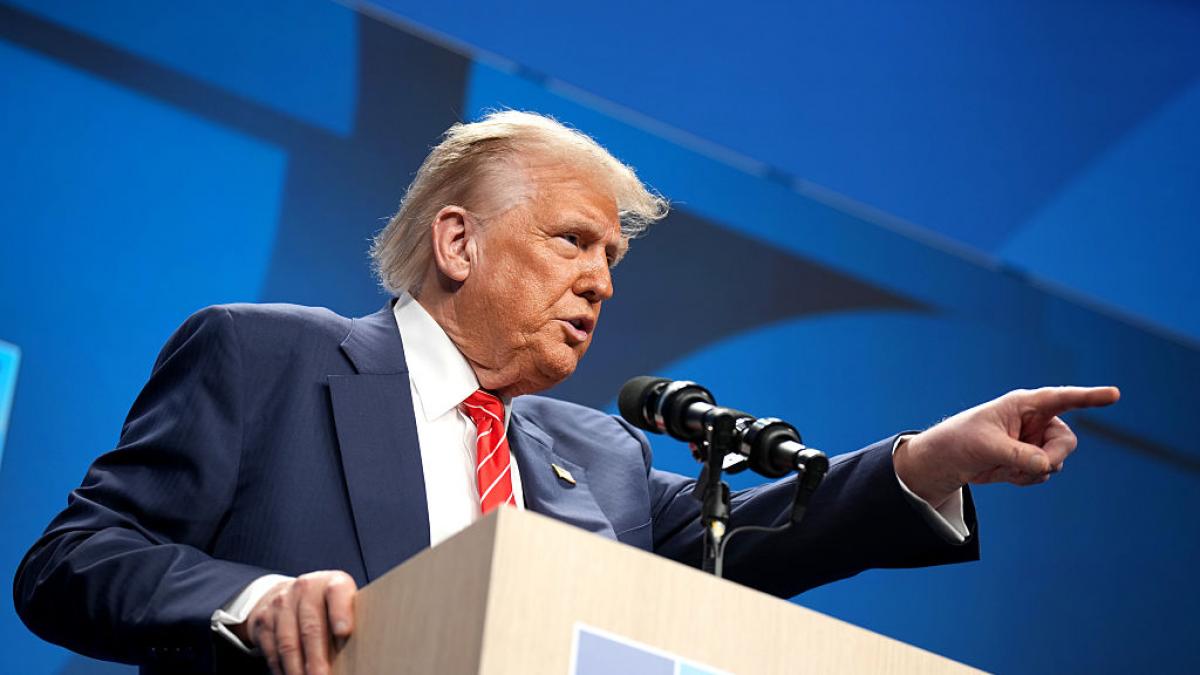 donald trump aratand cu degetul