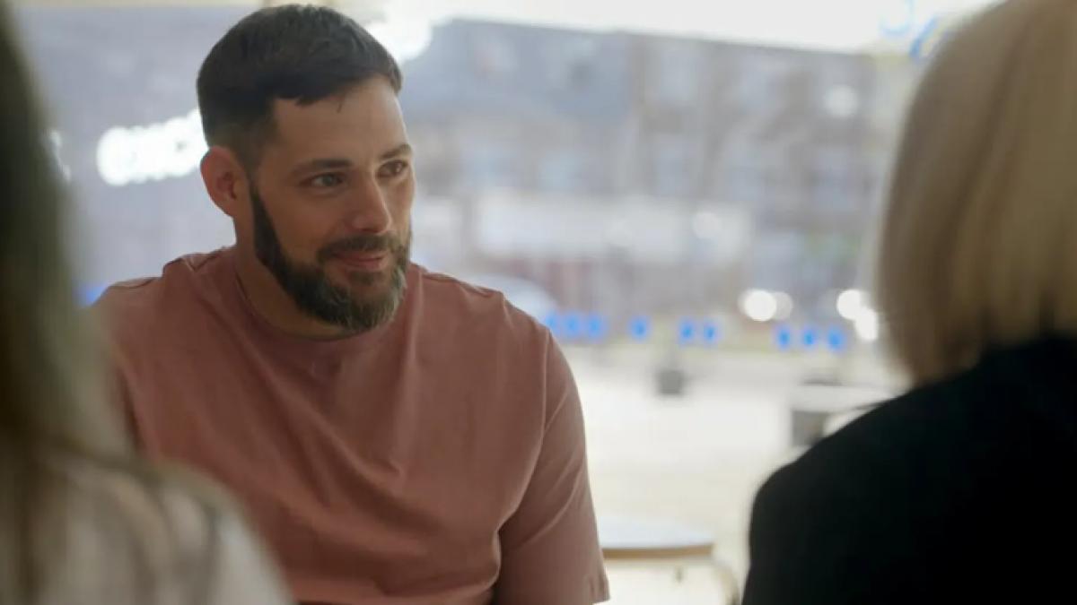 un barbat care la nastere a fost abandonat intr o toaleta publica si a intalnit acum familia biologica sunt incantat sa va cunosc