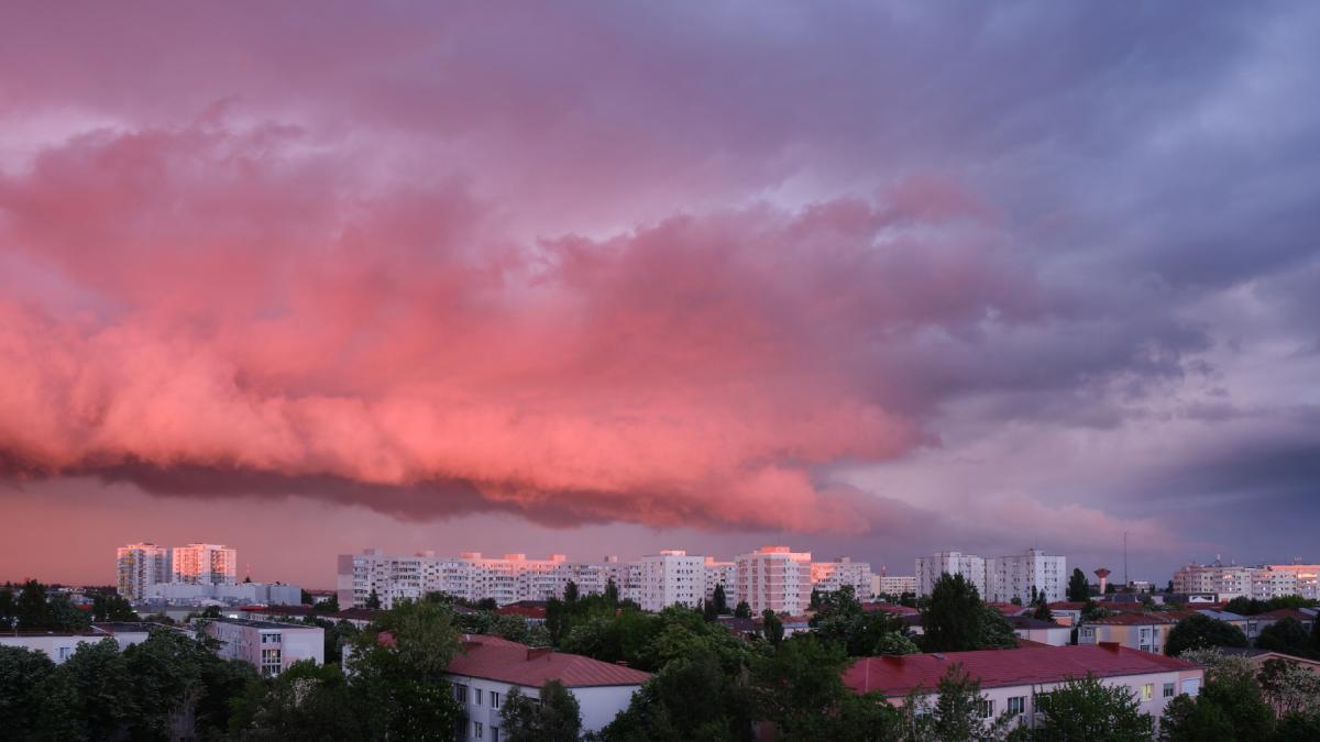 vin furtunile in capitala in plin cod portocaliu de canicula anm anunta ploi vijelii noapte tropicala apoi o racire cu 10 grade