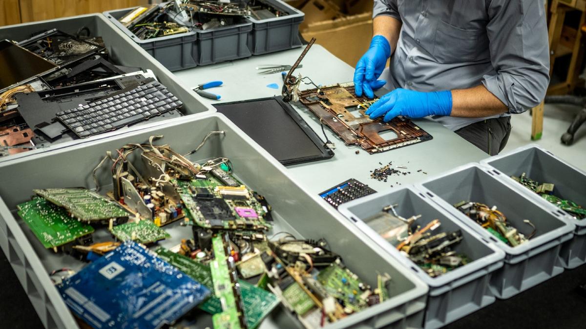 cercetatorii au descoperit o metoda de a extrage aur din telefoane si laptopuri vechi