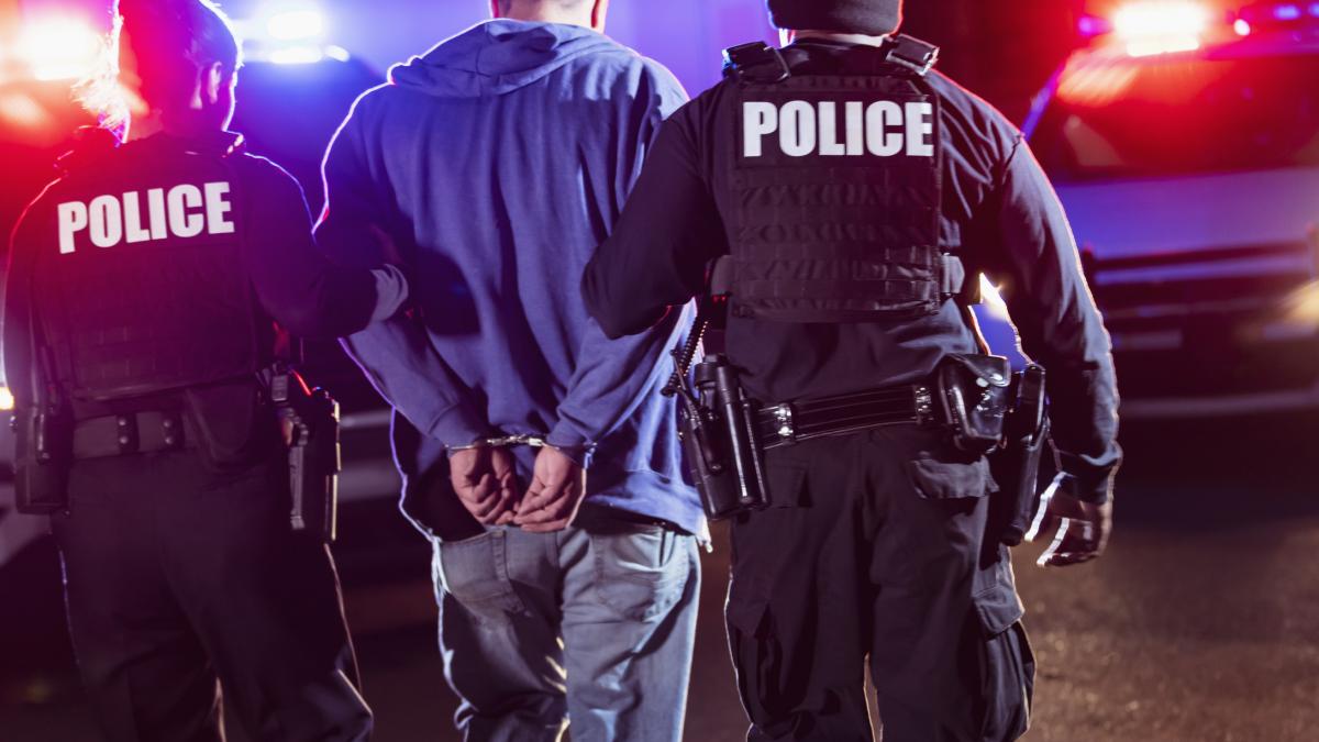 roman arestat in sua banuit ca este seful unei retele infractionale care sustragea cardurile batranilor