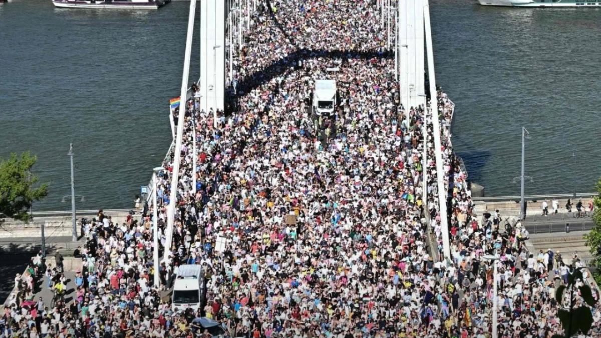 zeci de mii de oameni au sfidat interdictia lui orban la cel mai mare mars pride din istoria ungariei