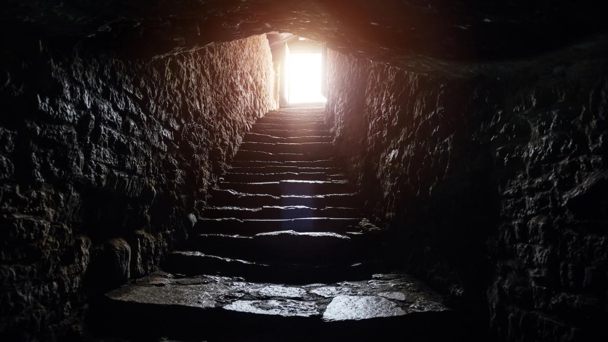 o cripta funerara veche de 400 de ani plina de secrete a fost descoperita intr o biserica parasita din franta