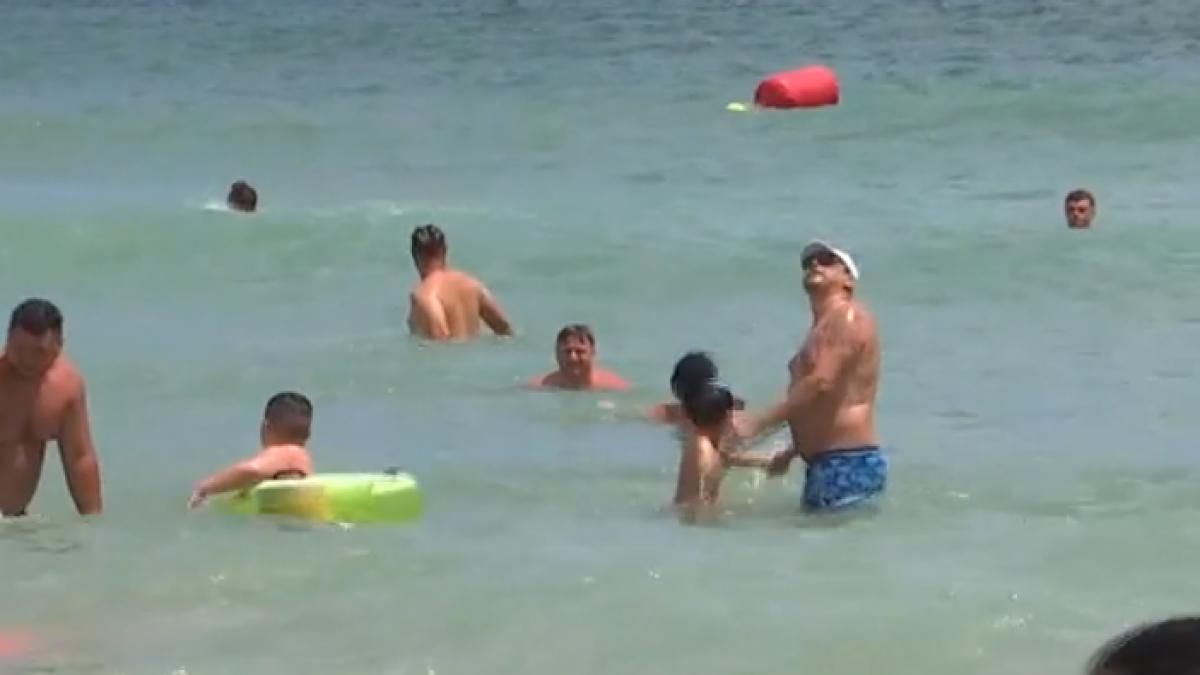 pericol pe litoral din cauza vantului desi a fost ridicat steagul rosu turistii tot intra in apa un barbat salvat in ultima clipa