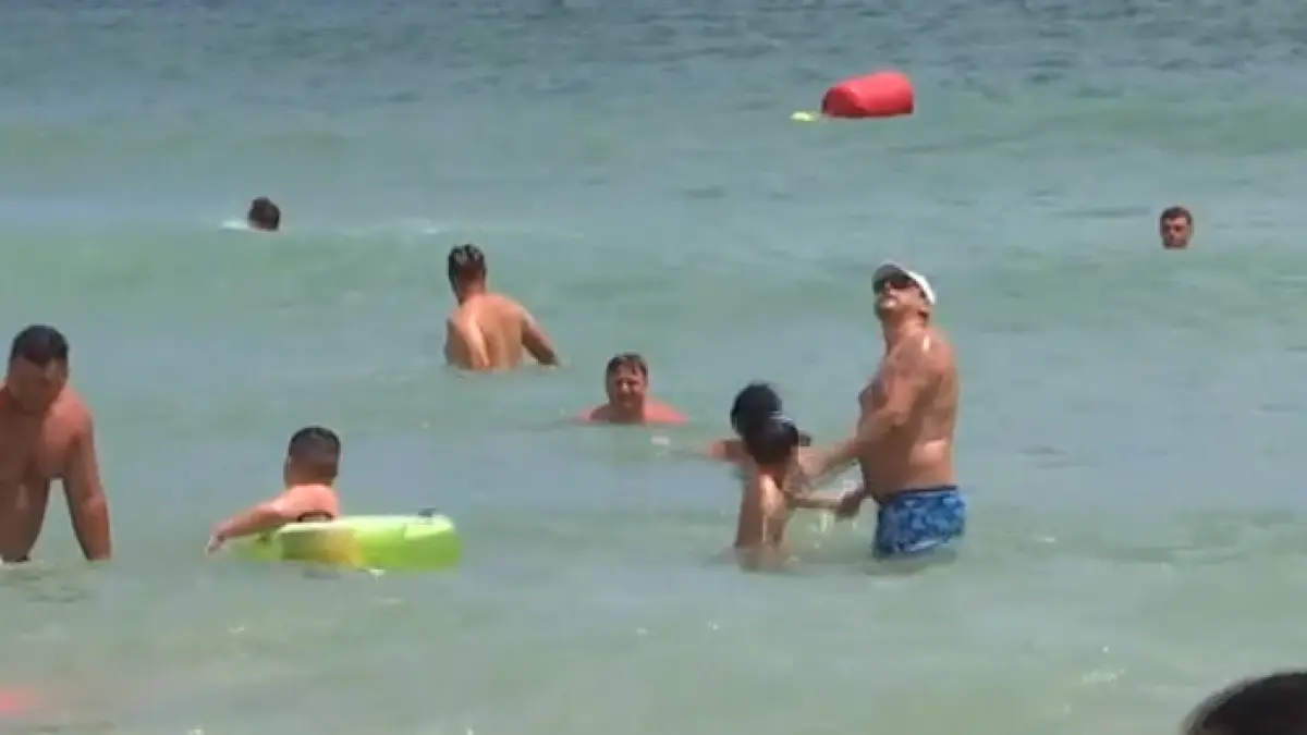 pericol pe litoral din cauza vantului desi a fost ridicat steagul rosu turistii tot intra in apa un barbat salvat in ultima clipa