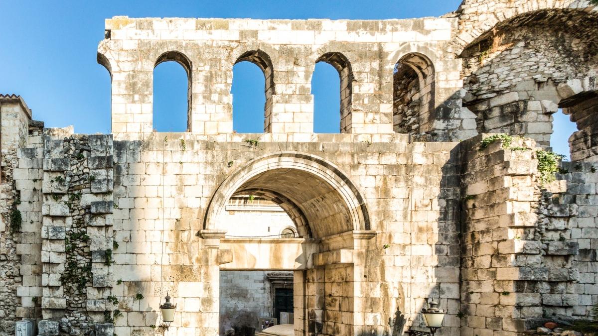 un pasaj secret din vremea romanilor a fost descoperit de arheologi in split croatia turistii il vor putea vizita