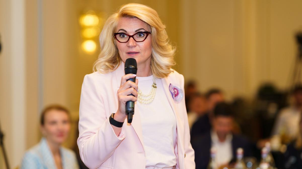 andreea paul lanseaza campania de leadership feminin sunt mai competenta decat garnitura dumneavoastra de ministri