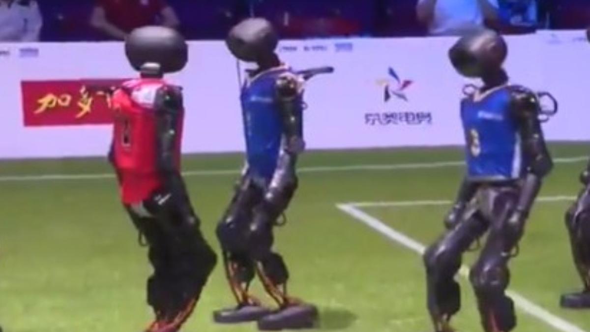 china a organizat primul meci de fotbal cu roboti umanoizi unii au fost scosi de pe teren pe targa