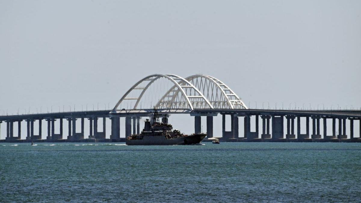 podul lui putin a fost luat din nou la tinta de ucraineni rusii au inchis podul kerci dupa explozii in crimeea