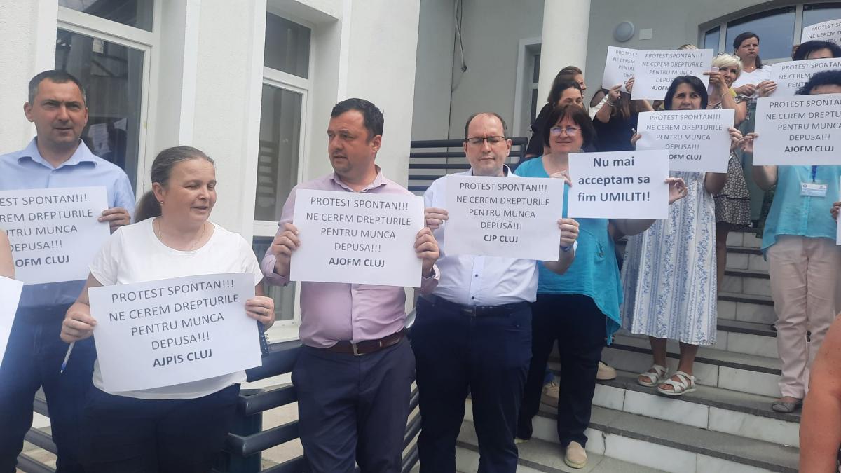 proteste la mai multe case judetene de pensii dupa plafonarea sporului de antena ne scad salariile de pensiile speciale nu se ating