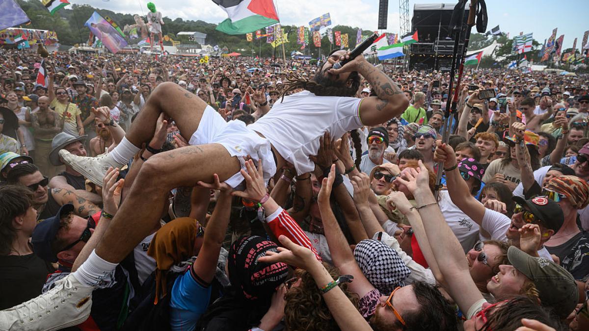 scandal la festivalul glastonbury bbc criticat pentru difuzarea mesajelor anti israel ale trupei bob vylan