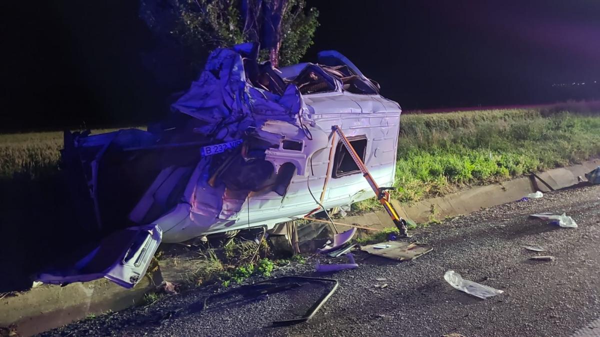 un mort si cinci raniti dupa ce un microbuz si un autocar s au izbit pe e85 dn2 pompierii au activat planul rosu de interventie
