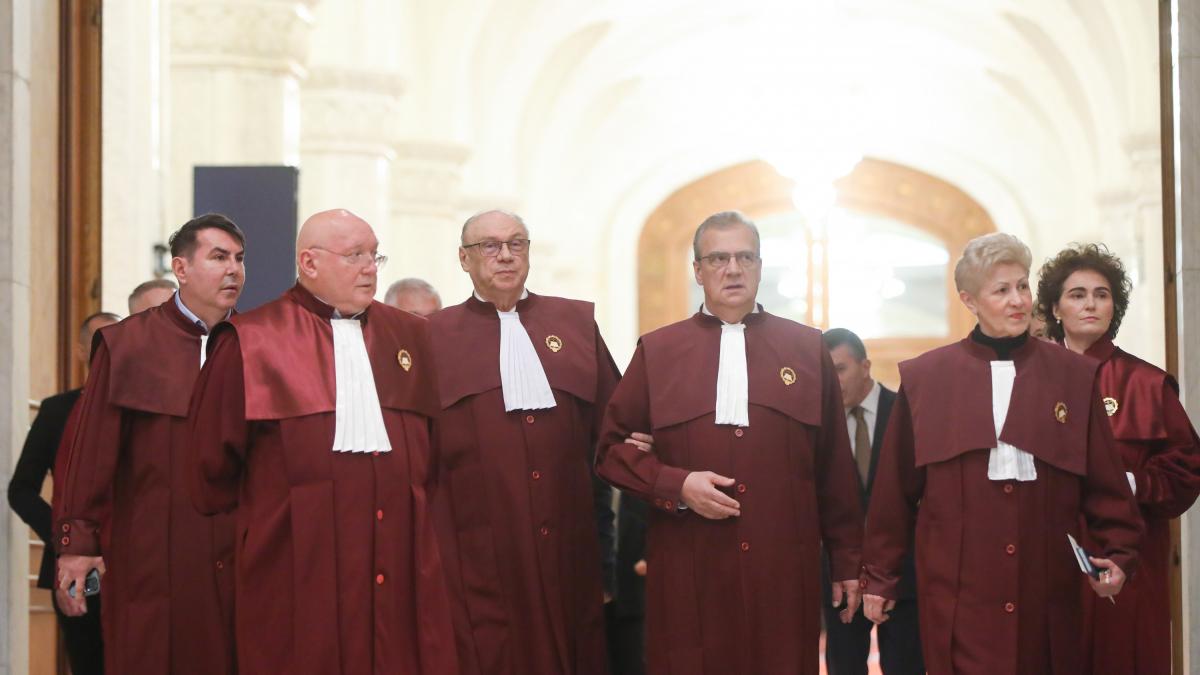 judecatorii ccr ignora intrebarile jurnalistilor despre cei 35 000 de euro pe care ii primesc bonus la final de mandat