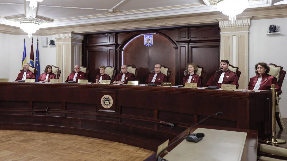 surse cei 3 judecatori ccr care isi incheie mandatul vor primi 180 000 de lei fiecare echivalentul a 6 indemnizatii lunare