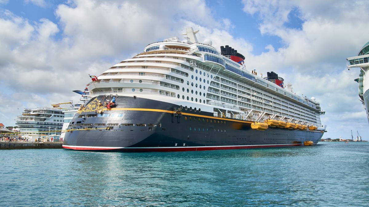 un tata a sarit de pe un vas de croaziera disney ca s si salveze fetita care cazuse peste bord martorii au privit uimiti momentul