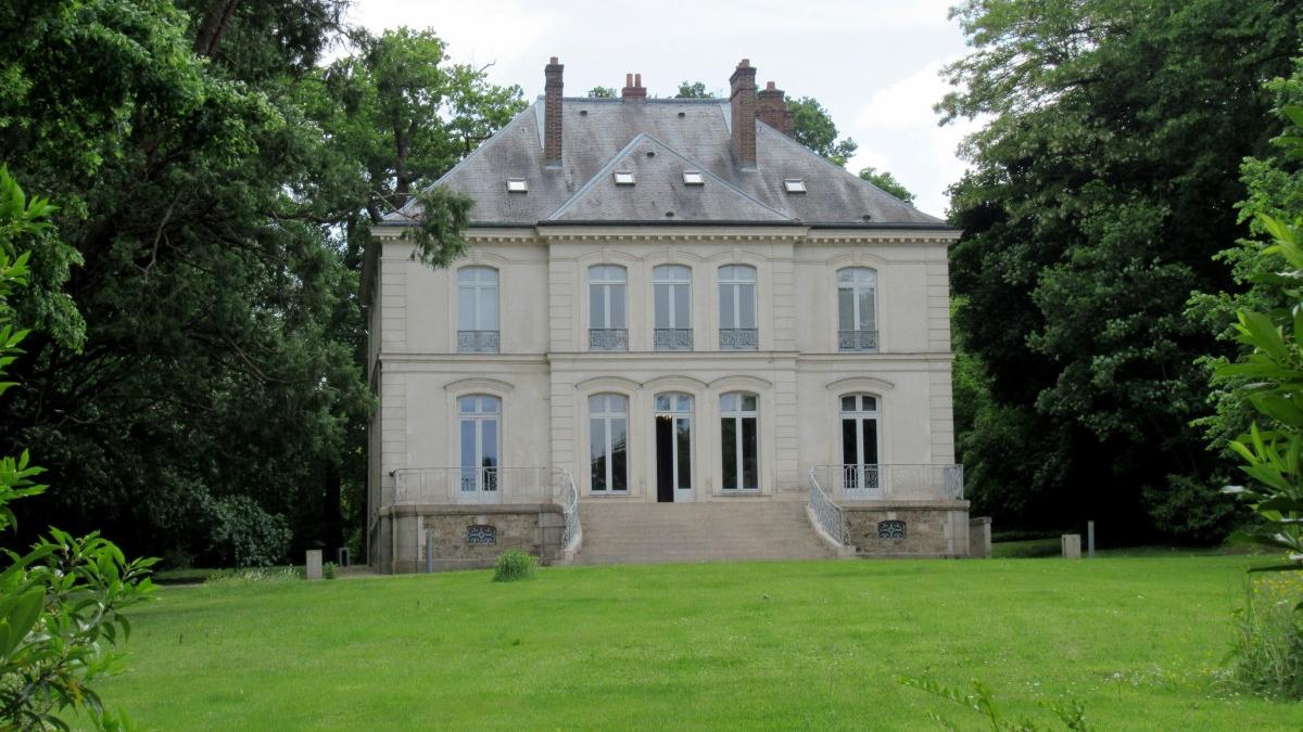 vila lui karl lagerfeld din apropierea parisului a fost scoasa la licitatie are 600 de metri patrati teren de tenis si piscina