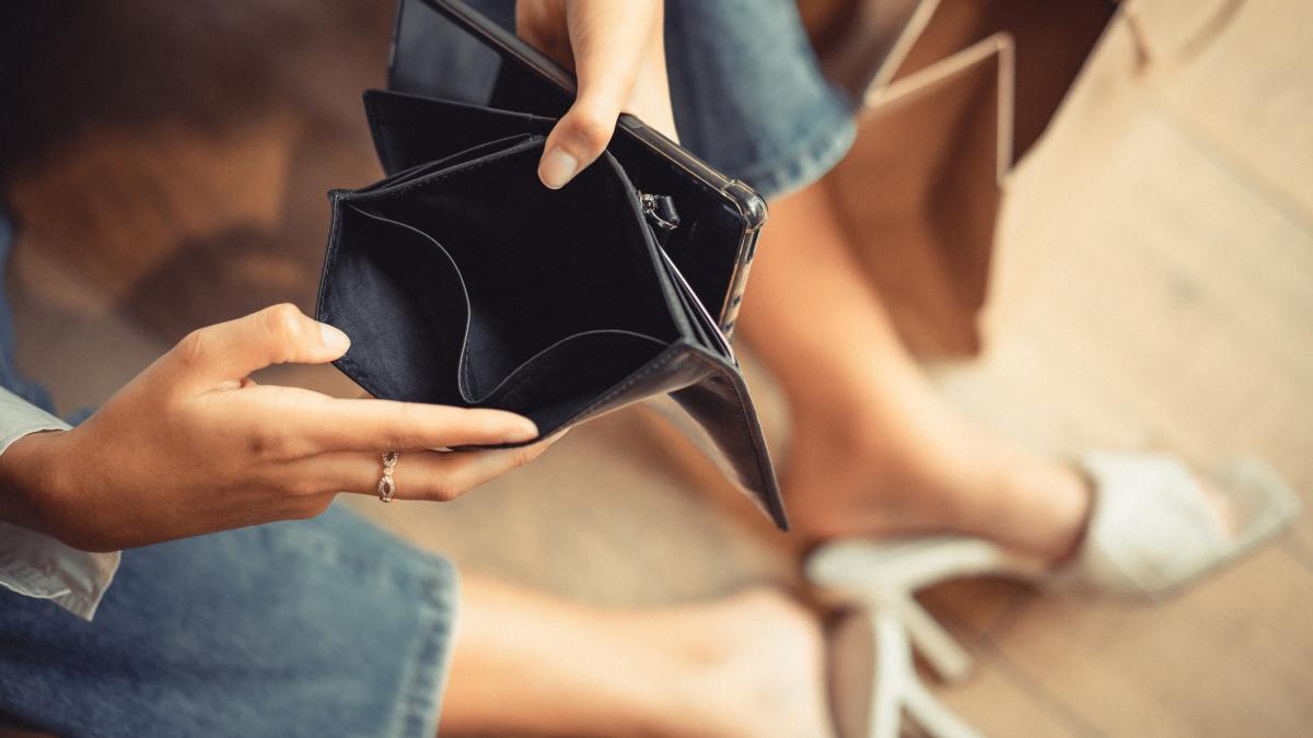 femeie cu portofelul gol