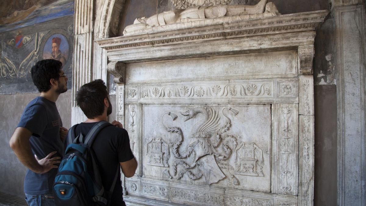 italienii au descifrat in sfarsit o inscriptie misterioasa si spun ca au gasit mormantul lui vlad tepes la napoli