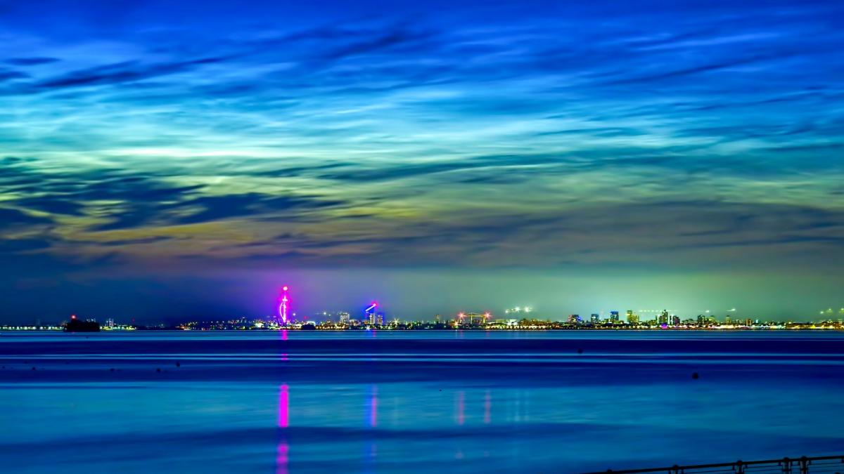 spectacol rar pe cer imagini spectaculoase cu nori noctilucenti care au luminat coasta sudica a angliei