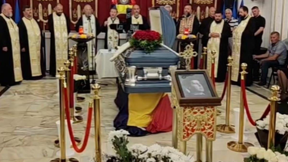 video trupul neinsufletit al lui mihai leu a fost depus la casa de cultura din hunedoara sute de oameni l au asteptat si l au aplaudat