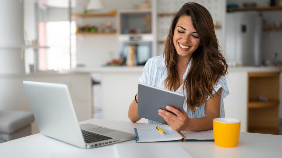 cercetatorii au studiat joburile remote timp de 4 ani si au ajuns la o concluzie foarte clara munca de acasa ne face mai fericiti